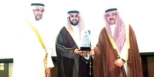  الأمير مشعل مكرماً أحد المشاركين