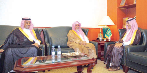  محافظ المجمعة يستقبل الشيخ ابن حميد