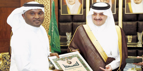  الأمير سعود بن نايف يكرم أحد المتبرعين