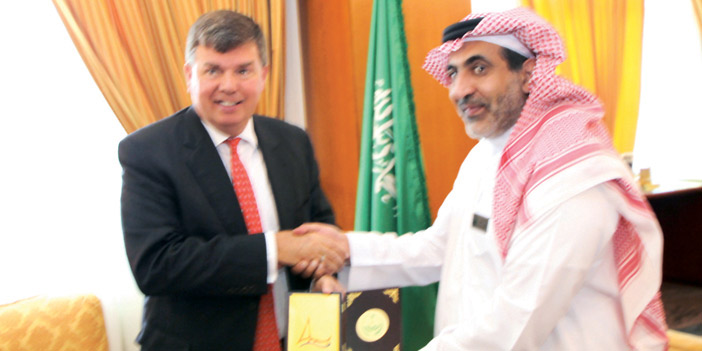  المحافظ يتبادل الهدايا مع القنصل