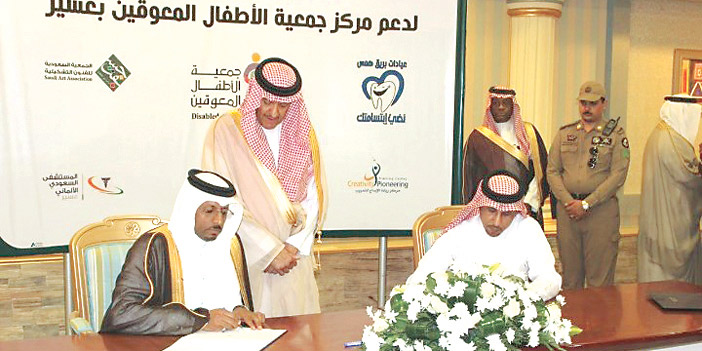  الأمير سلطان يتوسط مدير فرع جمعية التشكيليين ومدير مركز المعوقين