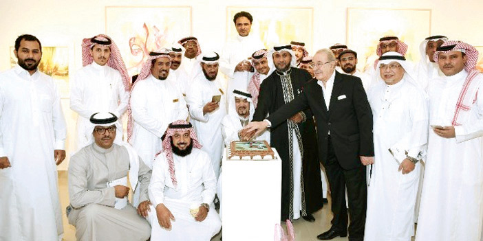  مجموعة من التشكيليين في معرض محمد الرباط