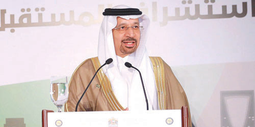  الفالح متحدثاً خلال ملتقى الإعلام البترولي الثالث لدول المجلس