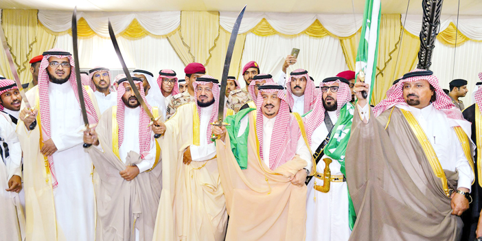  سموه يؤدي العرضة خلال زيارته للدلم