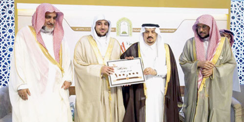  أمير الرياض خلال تكريمه الفائز بالمركز الأول أحمد العبيدان