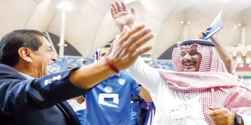  رئيس الهلال ومدربه وفرحة الإنجاز