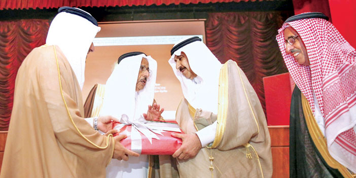  حمد الشويعر يستلم جائزة أبو زكي