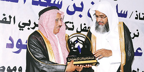 بحضور المحافظ أهالي ضرماء يكرمون الأستاذ عبدالرحمن العجاجي 