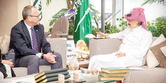  الأمير الوليد بن طلال خلال استقباله جيرت كابلار المدير الإقليمي لمنظمة الأمم المتحدة للطفولة