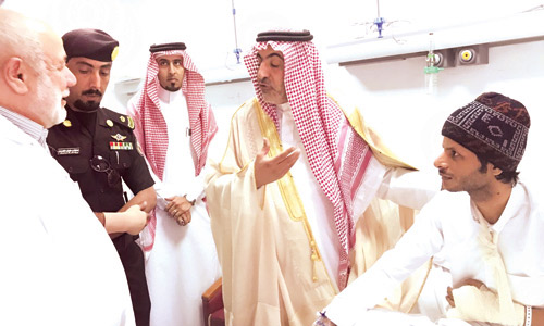  المحافظ يطمئن على صحة رجل الأمن المصاب