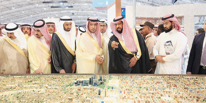  وزير الإسكان خلال زيارته جناح مجلس التصفية بمعرض «ريستاتكس»