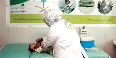 العيادات السعودية تقدم اللقاحات لـ(92) طفلاً في مخيم الزعتري 