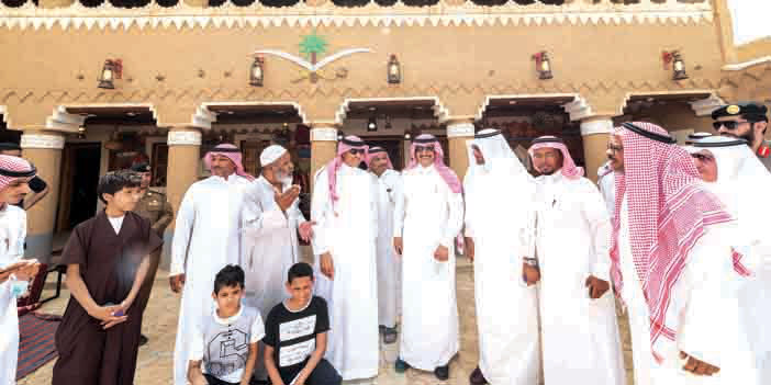  رئيس هيئة السياحة ومحافظ المجمعة مع أبناء المزعل في متحفهم الخاص