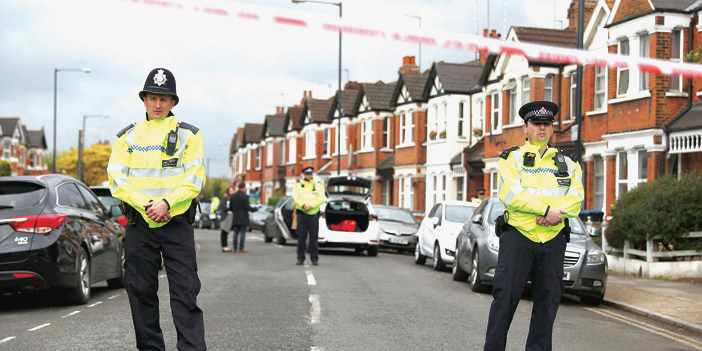  الشرطة البريطانية عملية مداهمة في منزل بشمال لندن
