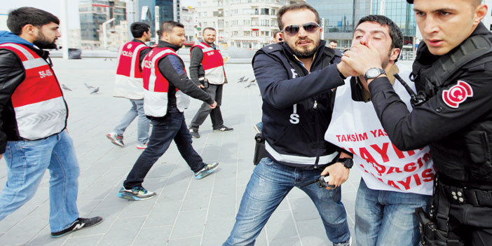   الأمن التركي يعتقل المتظاهرين في إسطنبول