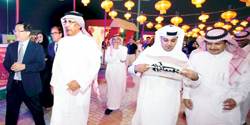  م. السلطان والسفير الصيني خلال افتتاح المهرجان