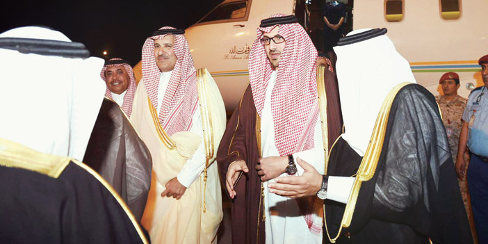  الأمير فيصل مستقبلًا نائبه الأمير سعود في المطار