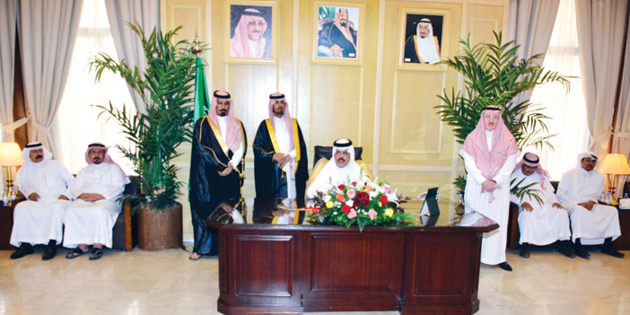  الأمير عبدالعزيز بن سعد مستقبلا موظفي الإمارة