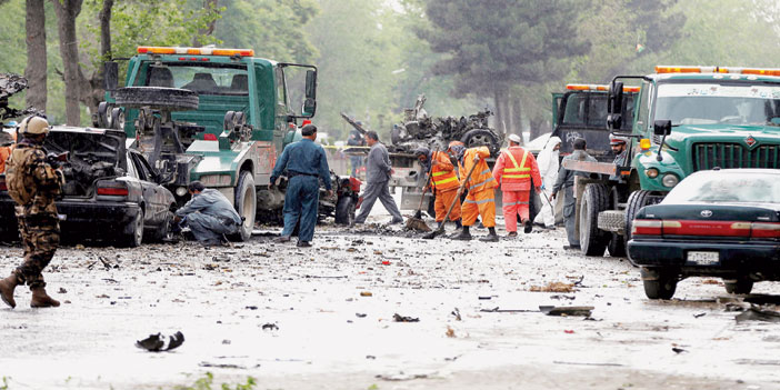  تجمع رجال الإنقاذ الأفغان في موقع التفجير الانتحاري بكابول