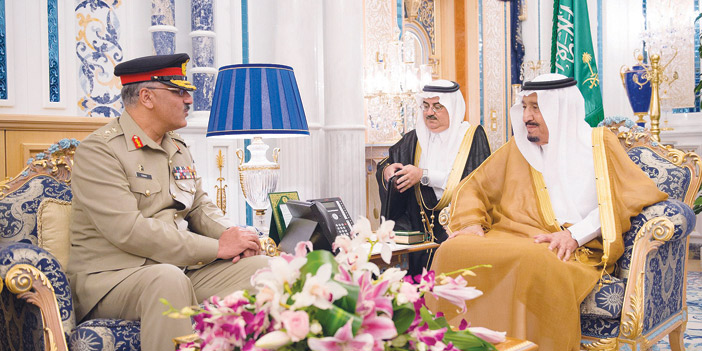  خادم الحرمين الشريفين خلال استقباله لرئيس هيئة الأركان المشتركة الباكستاني