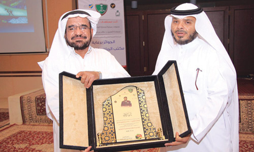  رئيس اللجنة الشايع يُكرم العميد الدخيل.