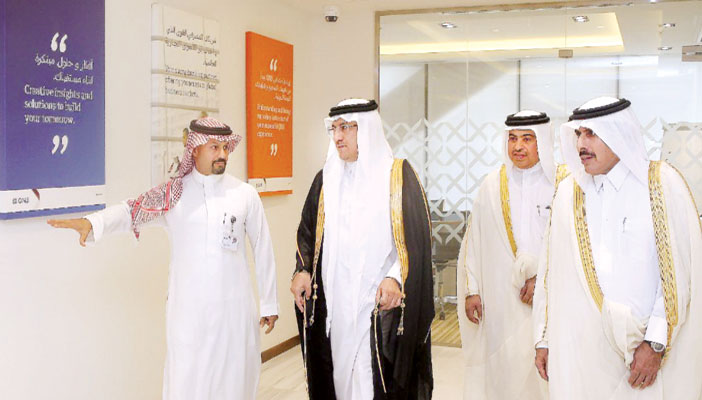  محافظ مؤسسة النقد ومحافظ مصرف قطر والرئيس التنفيذي لمجموعة QNB أثناء جولة في المصرف