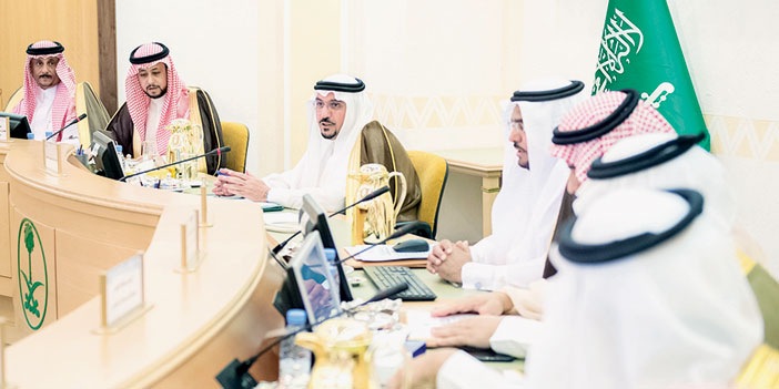   الأمير فيصل خلال رئاسته جلسة مجلس المنطقة بحضور سمو نائبه