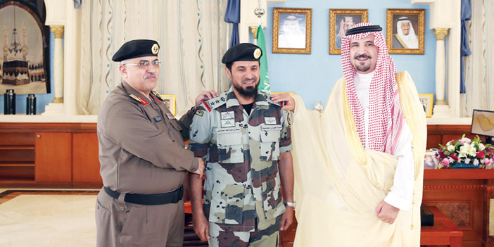  الأمير فهد بن بدر لدى تقليده المالكي رتبته الجديدة