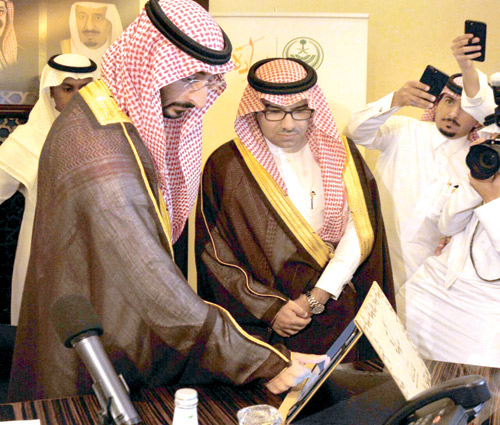  الأمير عبدالله خلال تدشينه الخدمات الإلكترونية