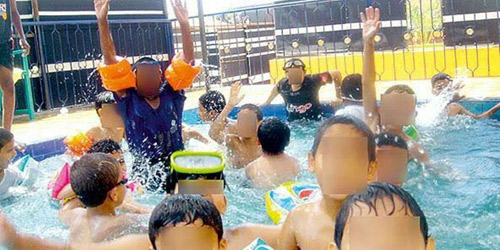  أطفال يسبحون في إحدى الاستراحات