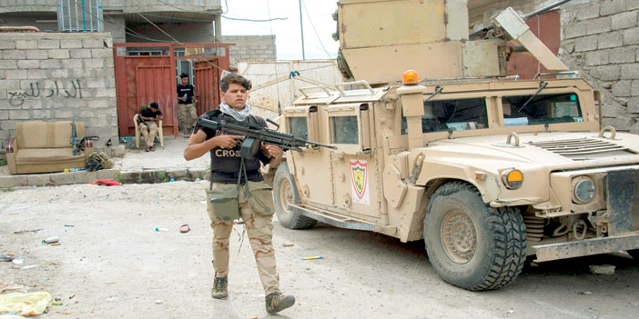  عناصر من القوات العراقية أثناء المواجهة مع داعش بالموصل