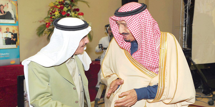  خادم الحرمين الملك سلمان حين كان أمير للرياض يرعى حفل جريدة الرياض وبجواره تركي السديري