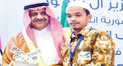  الأمير خالد بن سلطان مع أحد المتسابقين