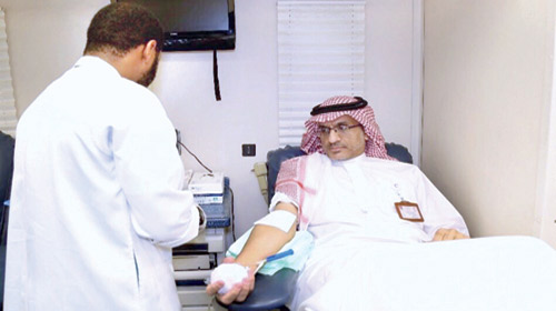  رئيس الهيئة يتبرع بالدم خلال الحملة