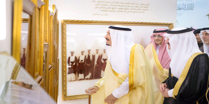  خادم الحرمين يتجول في معرض «نايف.. القيم».. وإلى جواره الأمير سعود بن نايف وولي العهد