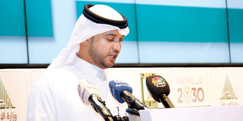  الأمير سعود بن طلال متحدثًا أثناء المؤتمر الصحفي