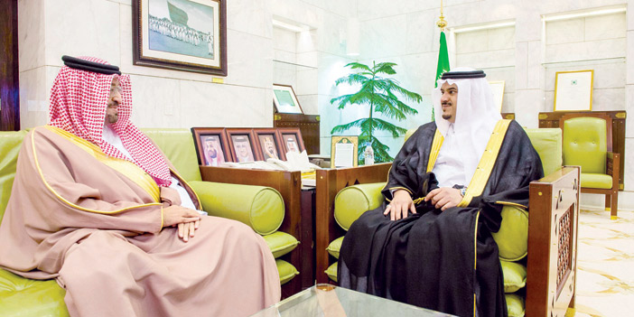  الأمير محمد بن عبد الرحمن خلال استقباله سفير البحرين