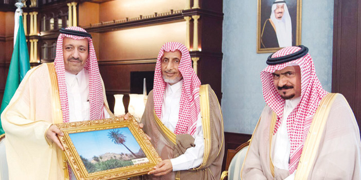  الأمير حسام بن سعود يسلم العبدالله هدية تذكارية