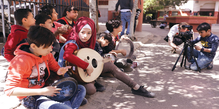 عزف وأداء أغنية شعبية في باحة في مخيم شاتيلا 