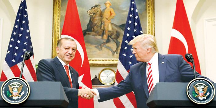  مصافحة بين ترامب وأردوغان في البيت الأبيض أمس في محاولة لتهدئة التوتر بين البلدين