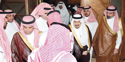أمير منطقة الرياض يقدم التعازي في وفاة تركي السديري 