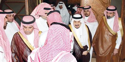 أمير منطقة الرياض يقدم التعازي في وفاة تركي السديري 