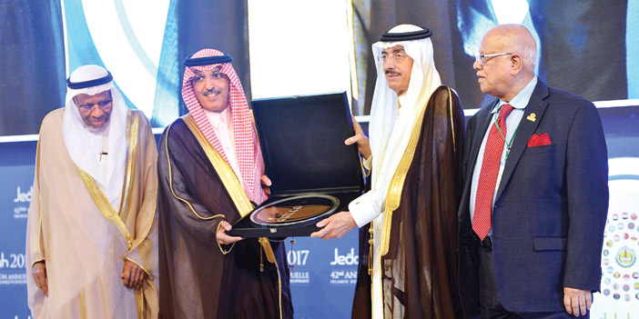  محمد الجدعان وبندر حجار خلال افتتاح اجتماع مجلس محافظي البنك الإسلامي للتنمية بجدة