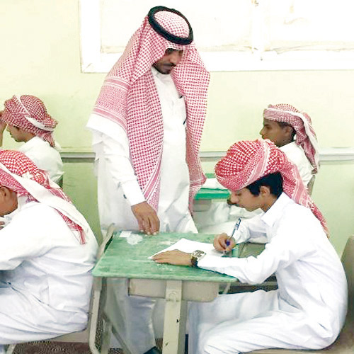   مدير التعليم يتفقد إحدى قاعات الاختبارات