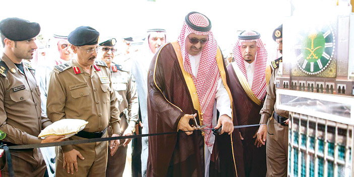  الأمير حسام بن سعود مفتتحا معرض الأنشطة للنزلاء