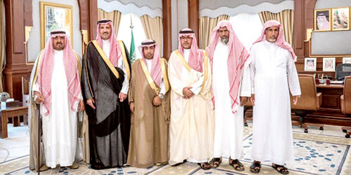  في صورة مع سموه بعد التنازل