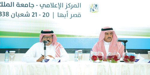  مدير الجامعة أثناء لقاء إعلاميي عسير وبجانبه الدكتور القرني