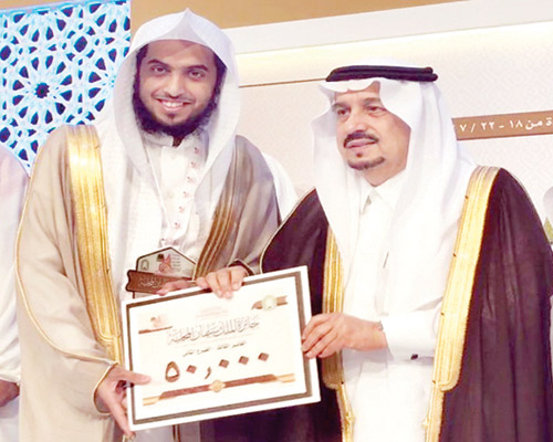  أمير منطقة الرياض مع المتسابق عبدالرحمن الفوزان في تكريم سابق