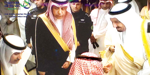  خادم الحرمين الشريفين يتسلم هدية الخطوط الجوية العربية السعودية