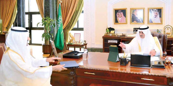  الأمير فهد يتسلم الكتاب